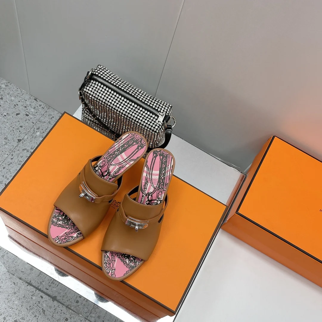 Новинка сезона осень/зима 2022 от Hermes - Шлепанцы на высоком каблуке с открытым носком - 4