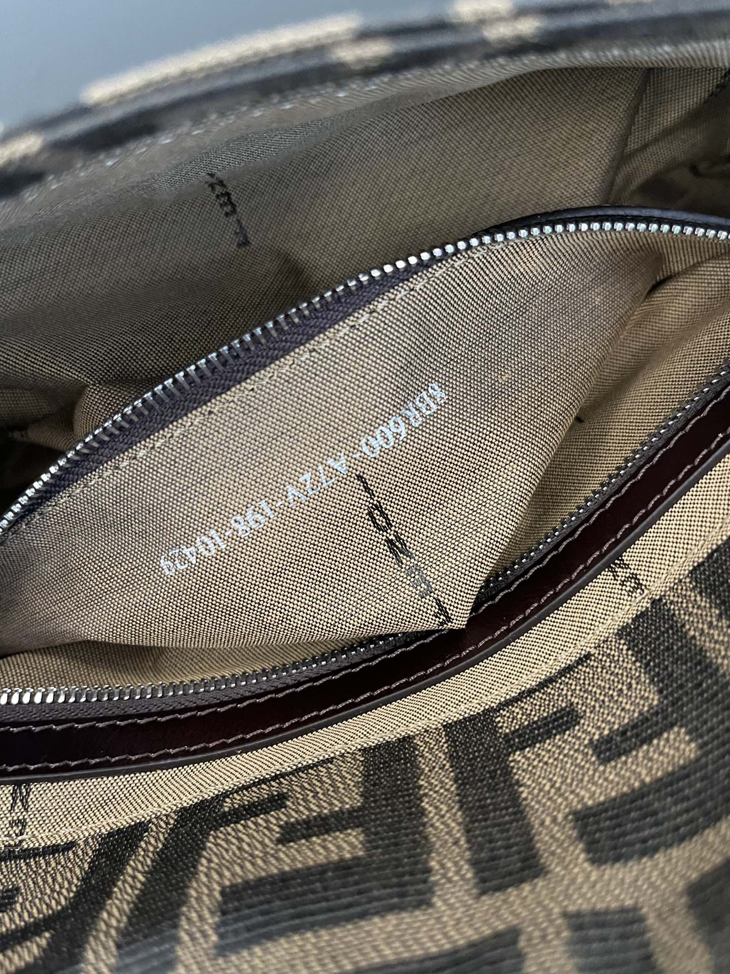 Винтажная сумка-багет Fendi с монограммой и серебряной пряжкой