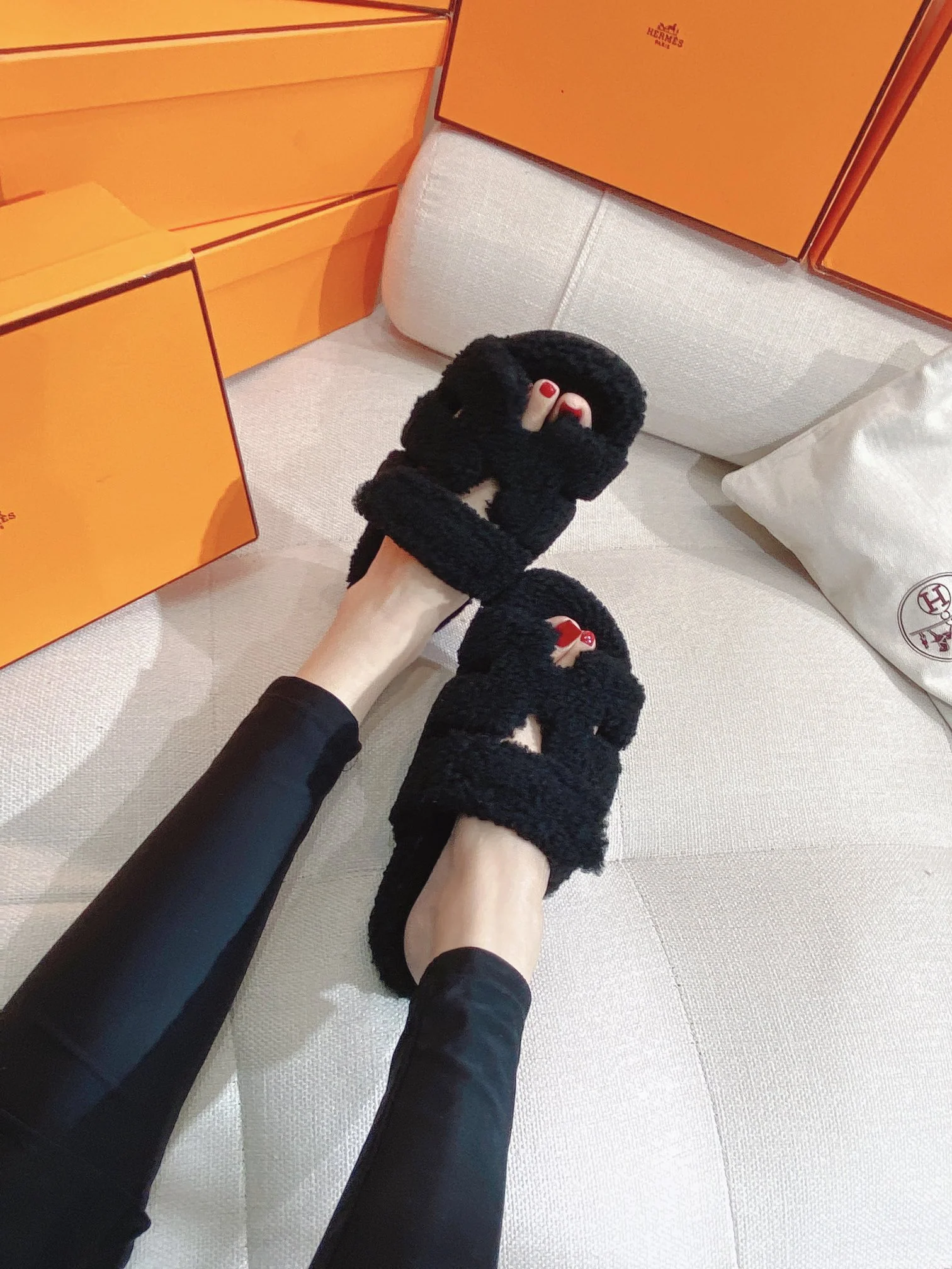 Новинка осенне-зимней коллекции Hermes 2022 — Домашние тапочки из овечьей шерсти и кожи в стиле пэчворк — Черные — Фотографии в наряде