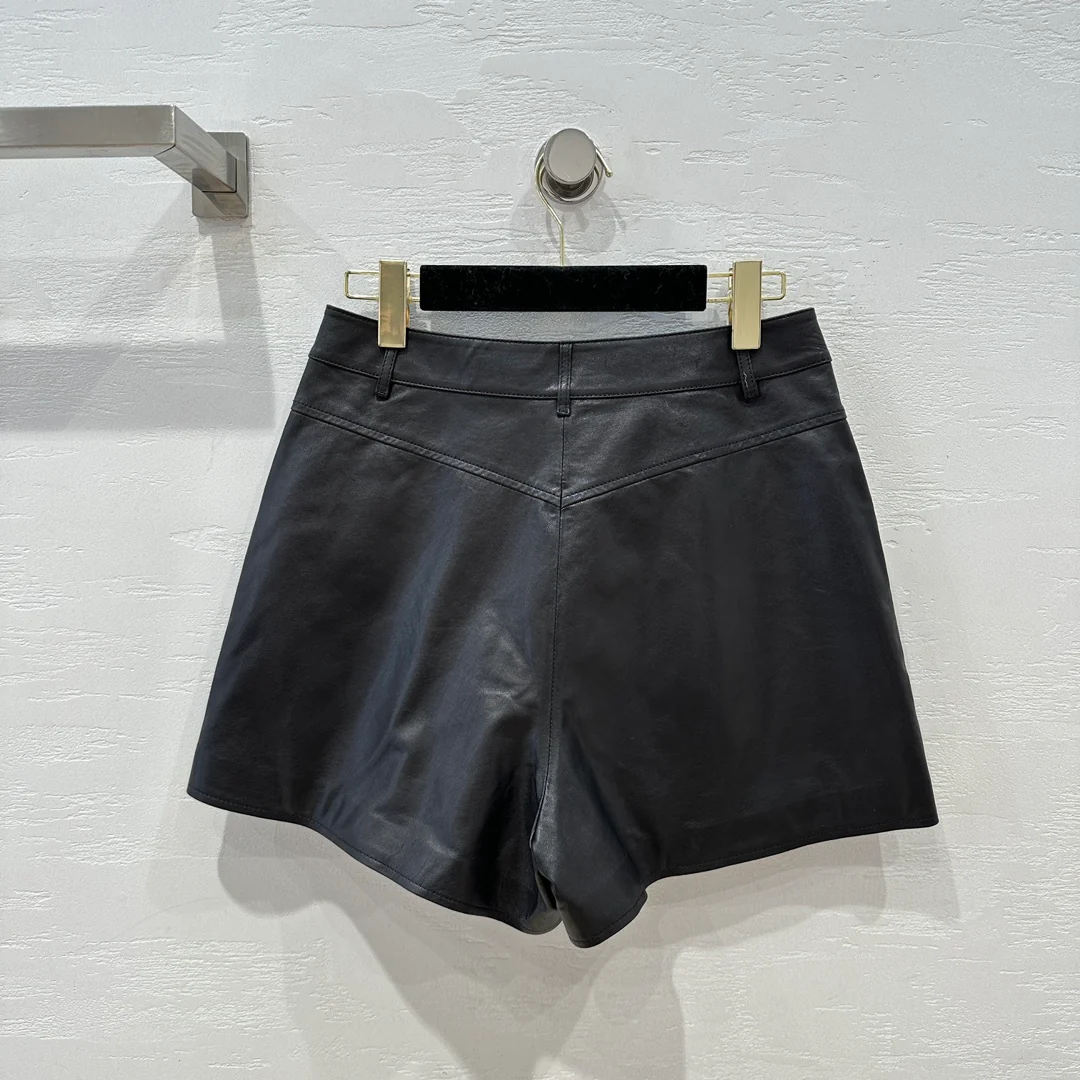 Chanel 2403 — шорты из натуральной кожи в стиле знаменитостей с хрустальной пряжкой.