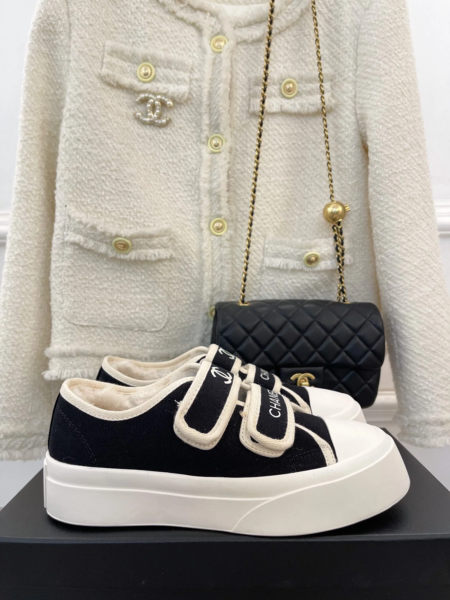 Новинка сезона осень/зима 2022 от Chanel - повседневные туфли на платформе с застежкой-липучкой - черные.