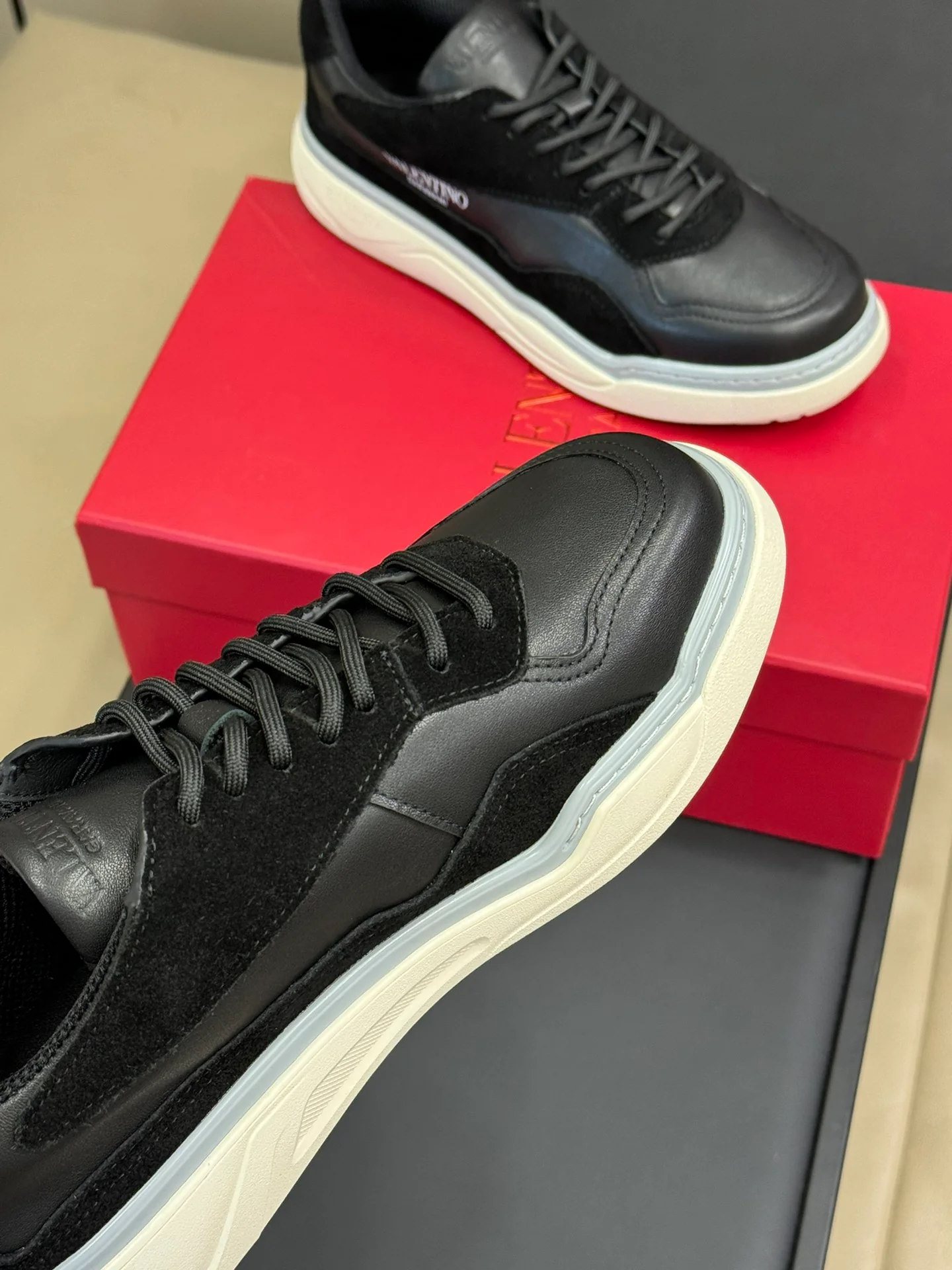 Кроссовки Valentino 2024 — черные