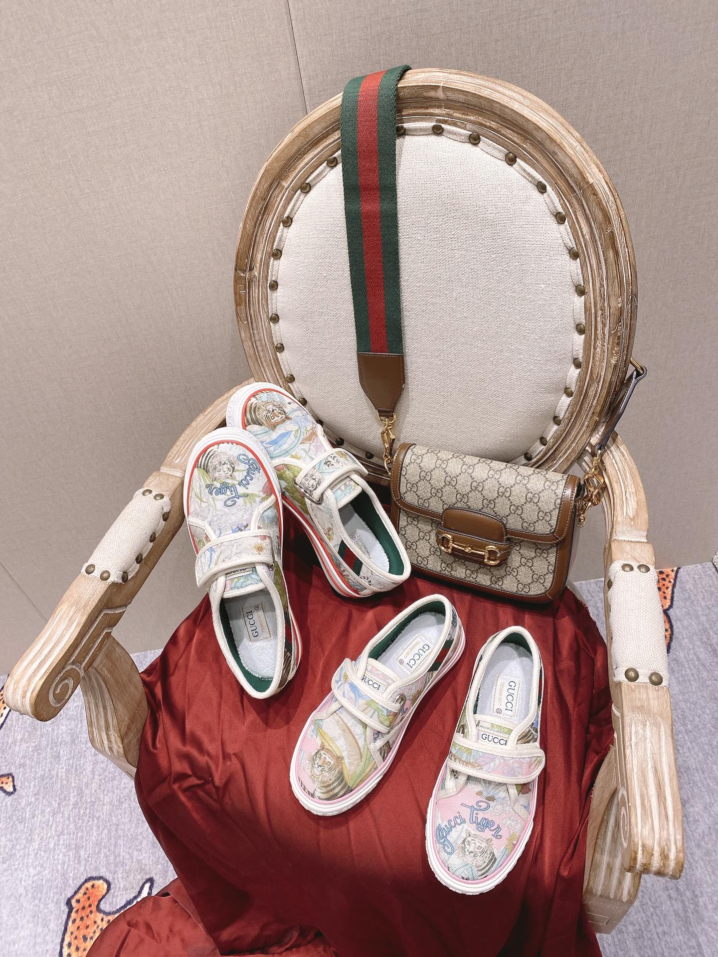 Классические лоферы Gucci 1977 - парусиновые туфли - на липучках с тигровым рисунком