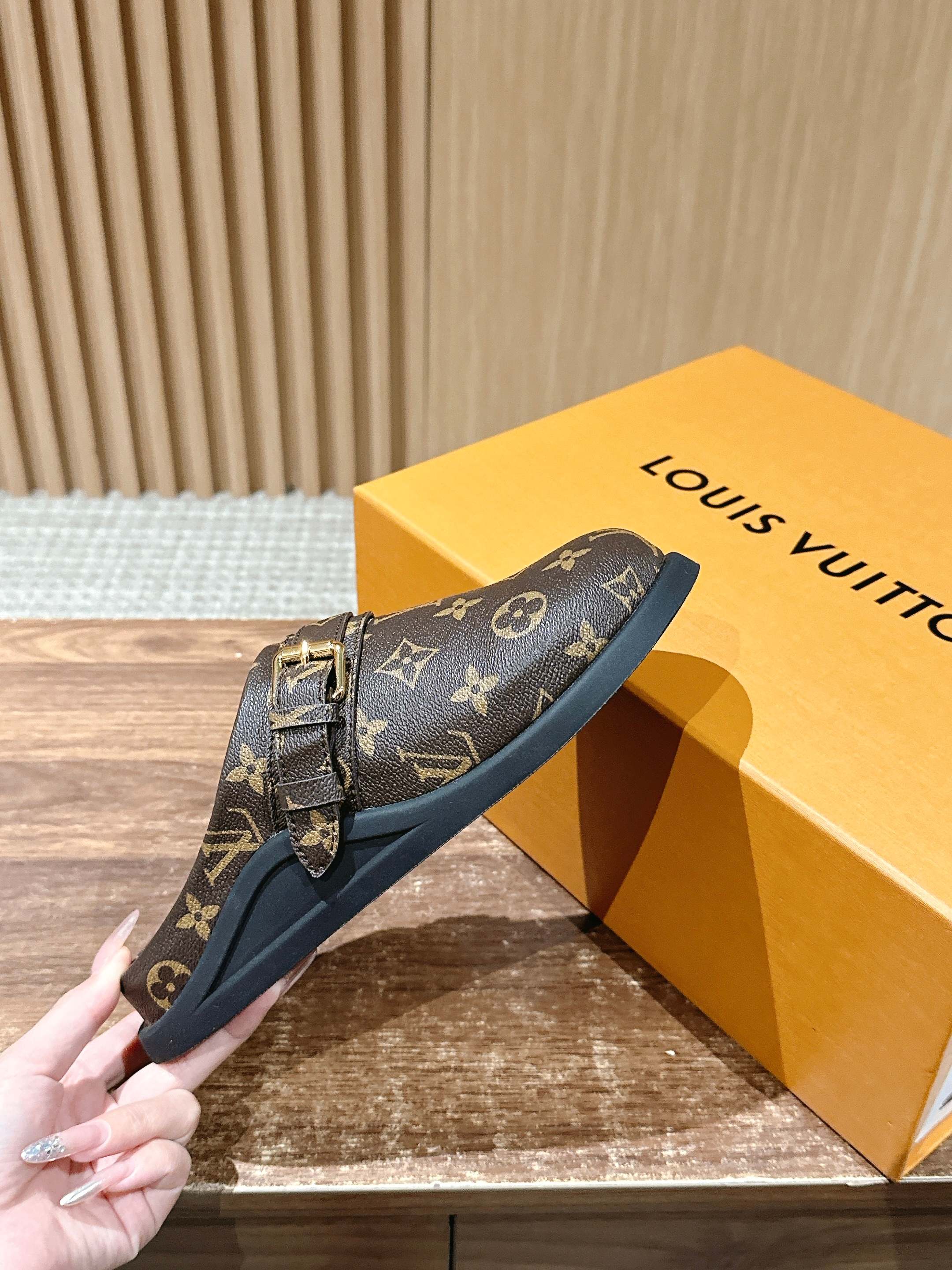 Новинка LV 2025 - Обувь Birkenstock - Узор ?Монограмма? - Кофейно-коричневый