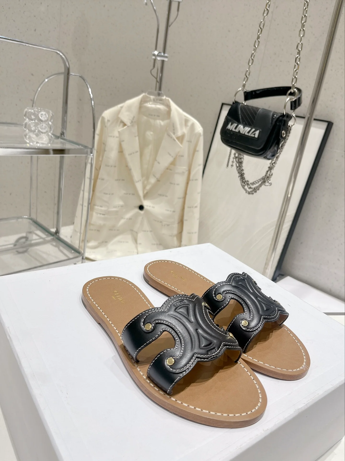 Новинка сезона весна/лето 2023 от Celine - Ретро-тапочки Arc de Triomphe - Черные