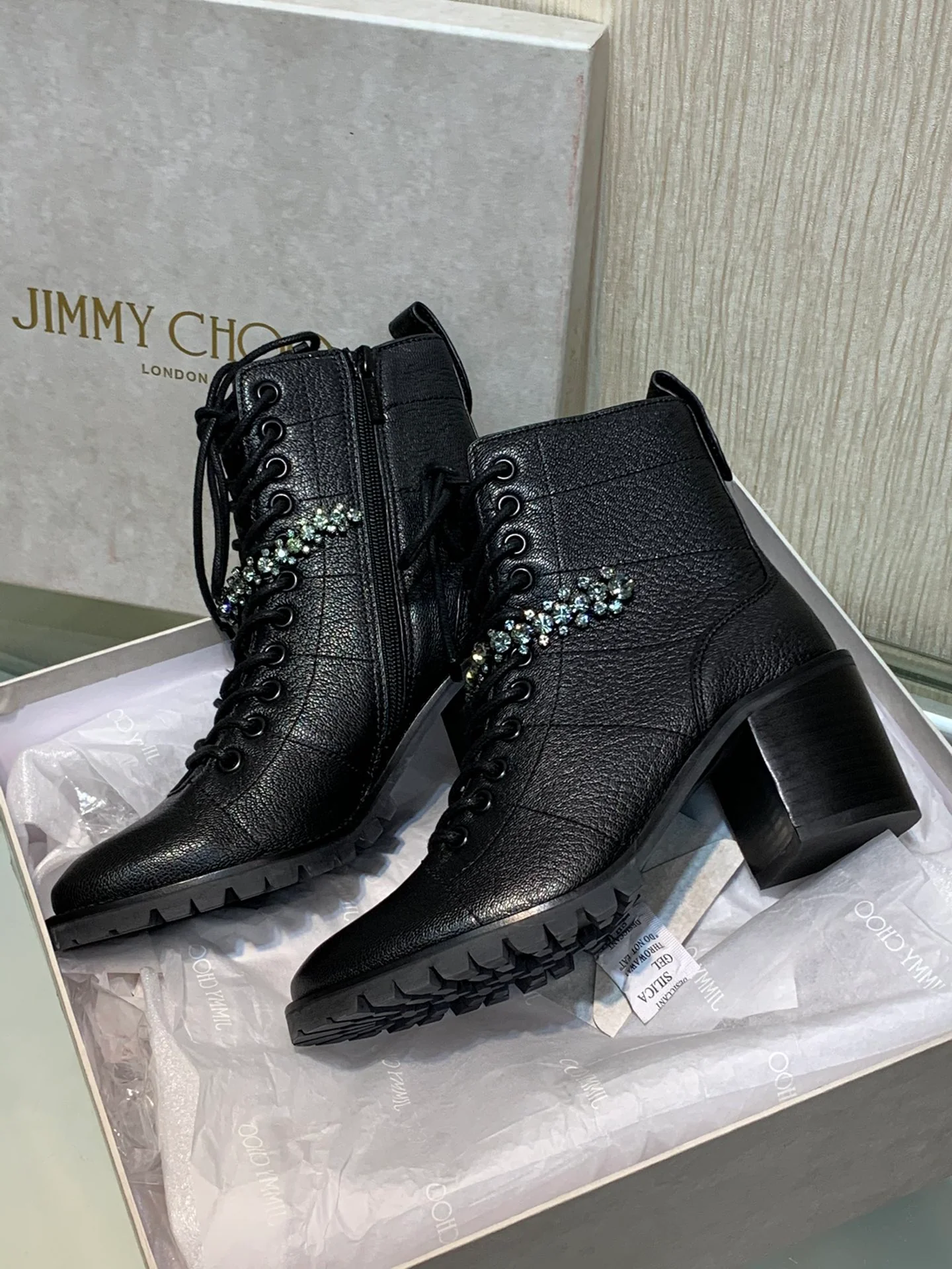 Jimmy - Новинка сезона осень/зима 2022 - Женские сапоги, украшенные стразами Swarovski - высота 6-5 см