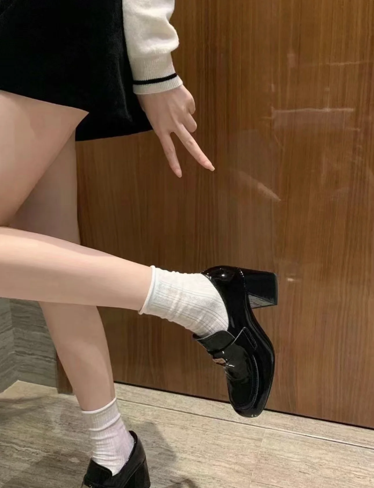 Новинка Miu Miu 2023 года - Лоферы на массивном каблуке с золотыми монетками - Черные