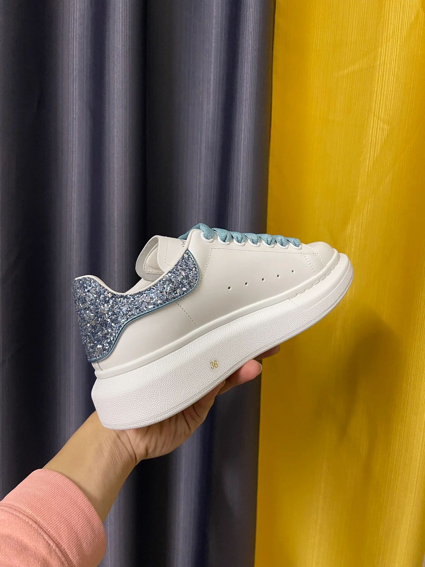 Классические белые кроссовки McQueen - унисекс - светло-голубая задняя часть