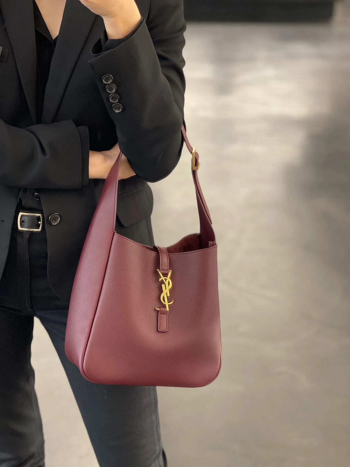 YSL-le-5-a-7-soft-hobo-maroon