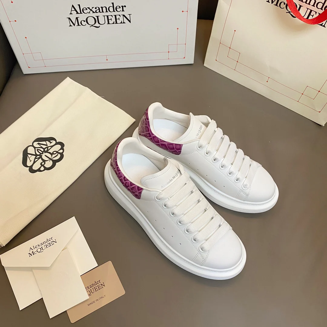 Белые кроссовки McQueen с фиолетовым тиснением под крокодиловую кожу.
