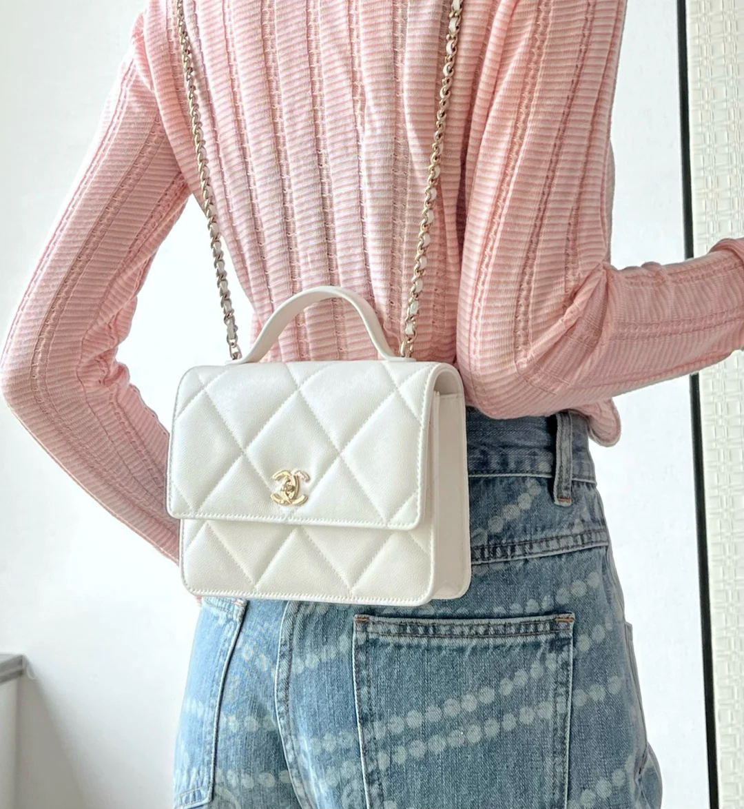 Мини-рюкзак Chanel 1.25k с крупной ромбовидной стежкой — белый с фурнитурой светло-золотистого цвета.