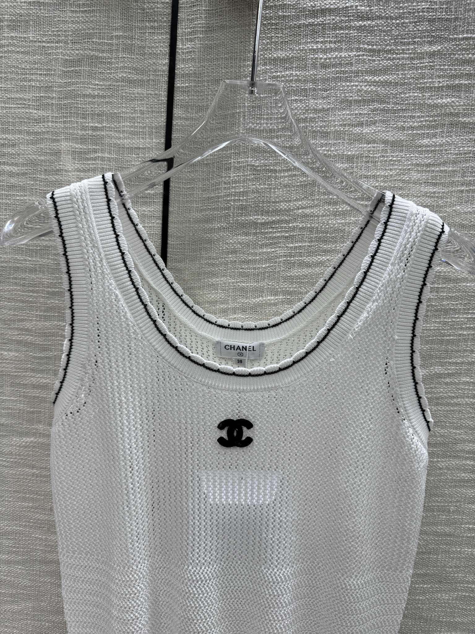 Вязаный жилет Chanel 2403 с ажурной отделкой - белый