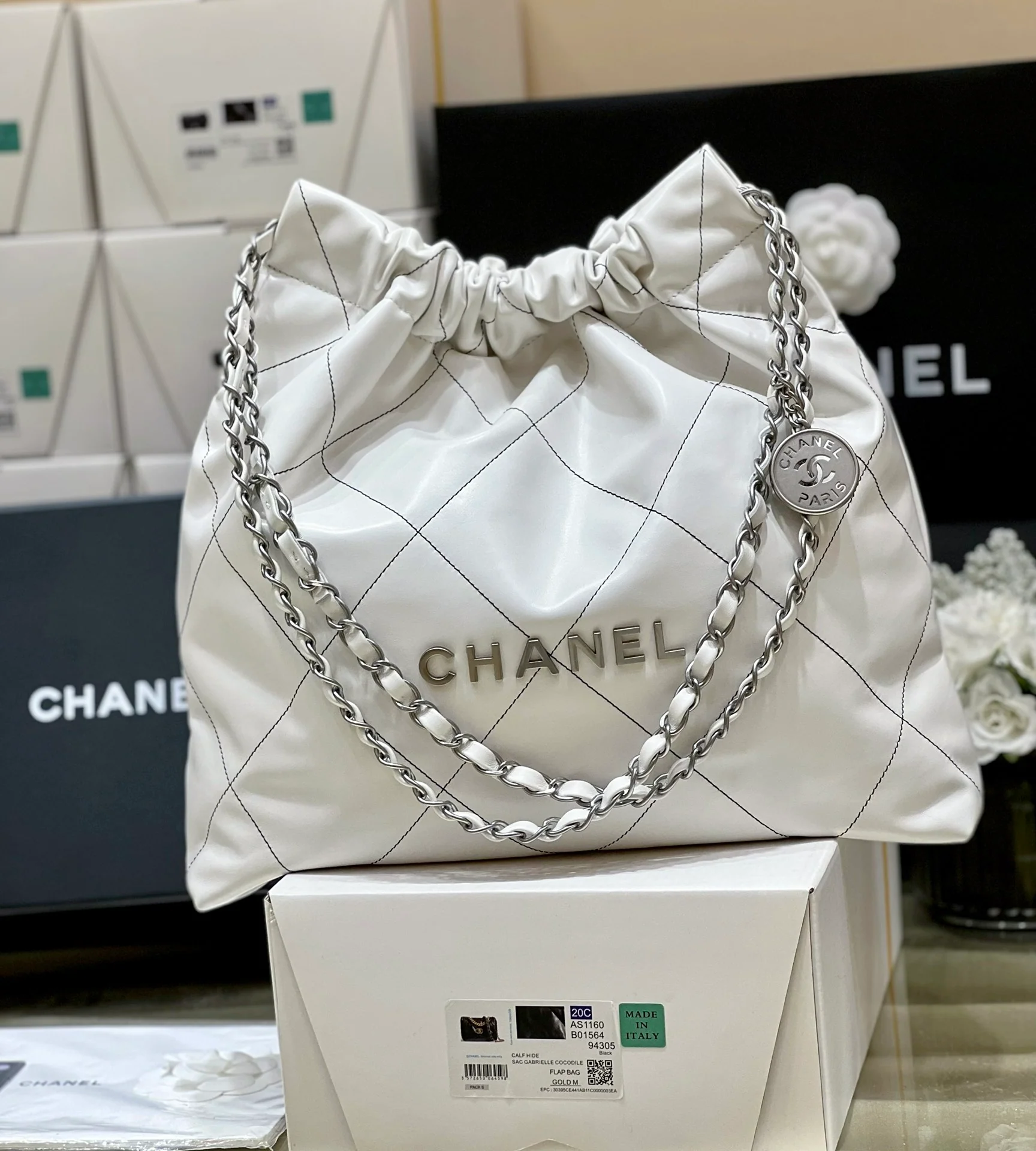 Круизная коллекция Chanel 2023 — сумка (22 шт.) — средний размер — белая с черной строчкой.