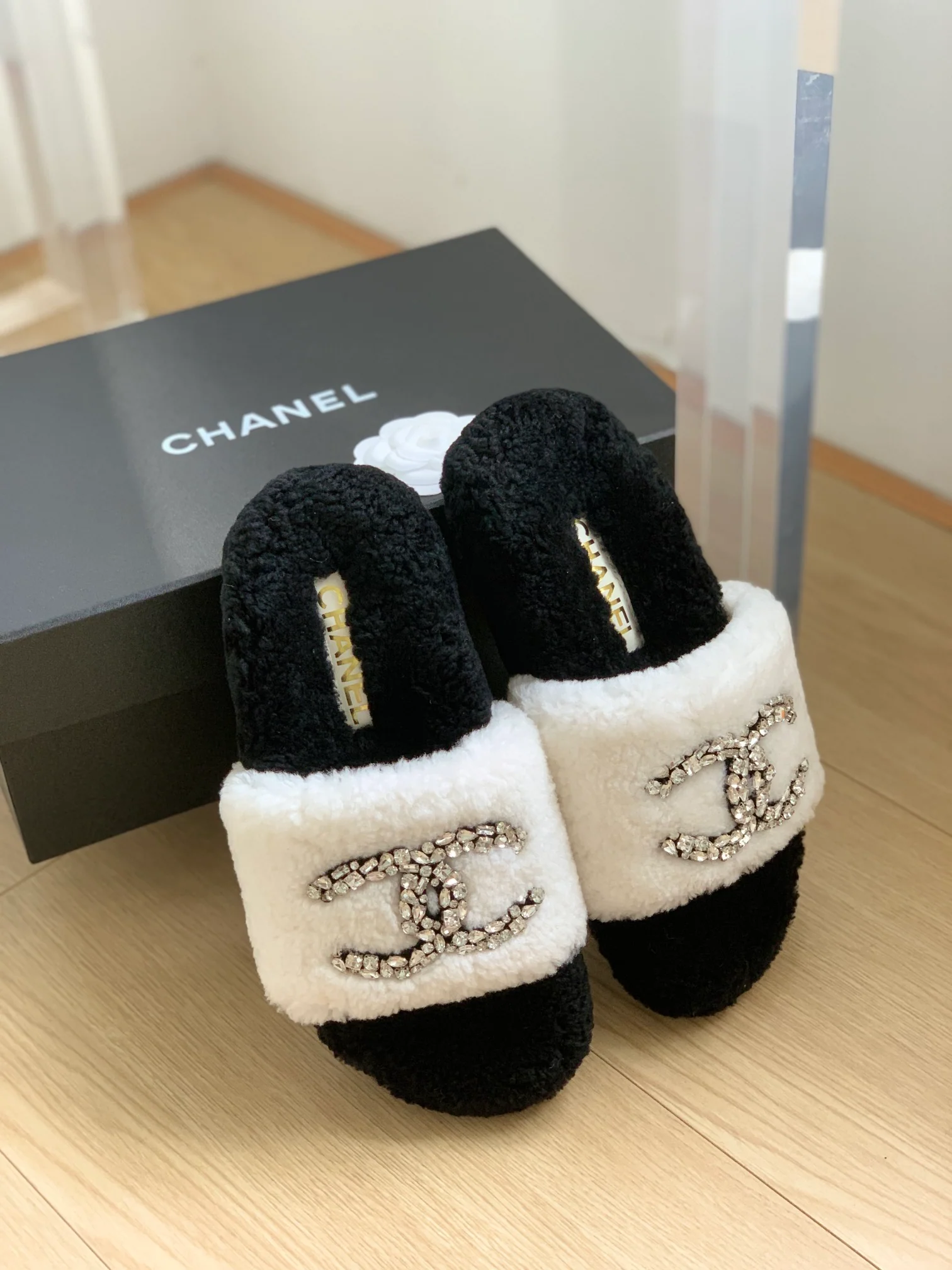 Новинка сезона осень/зима 2023 от Chanel - Тапочки из овечьей шерсти на резиновой подошве - Черно-белые - 1 шт.