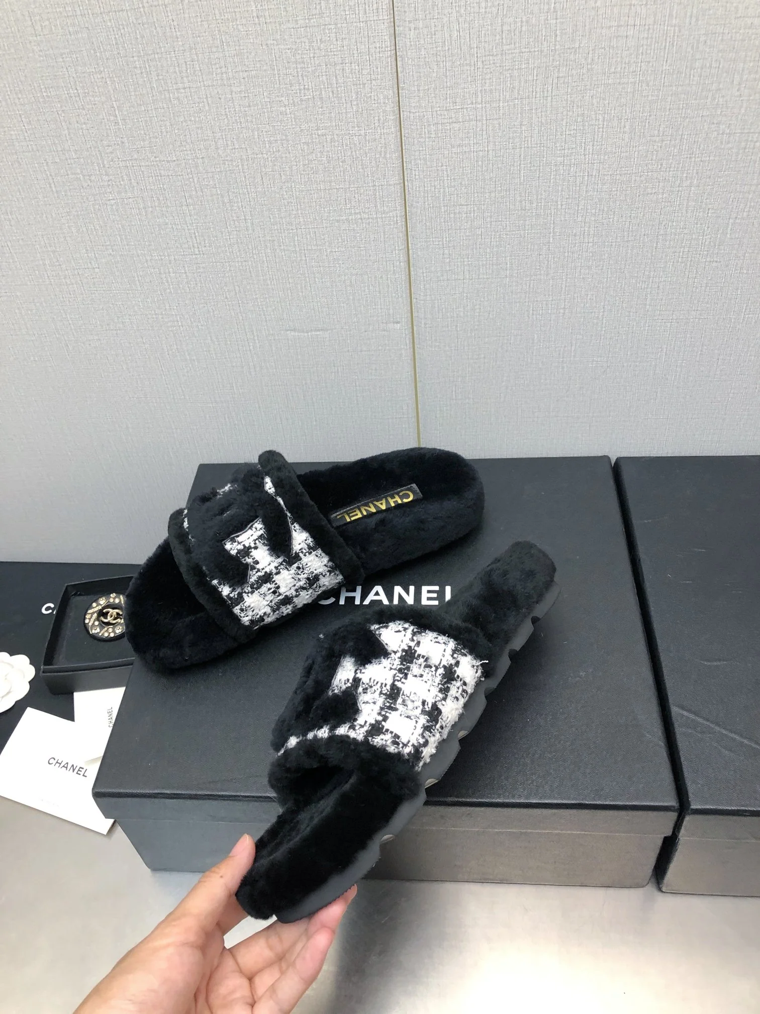 Новинка сезона осень/зима 2023 от Chanel - шерстяные клетчатые тапочки - белые.