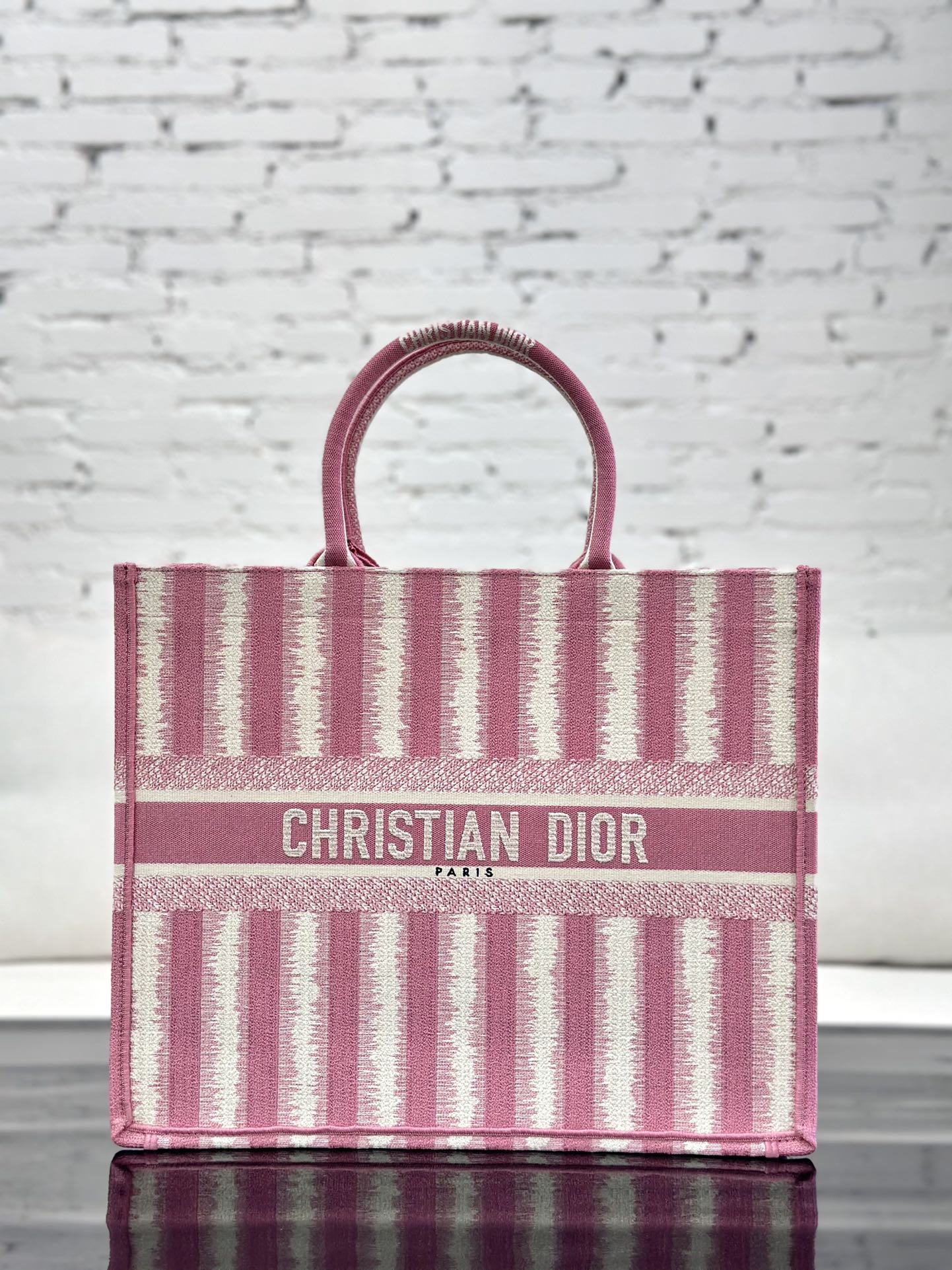 Большая сумка-тоут Dior для книг - розовая вышивка