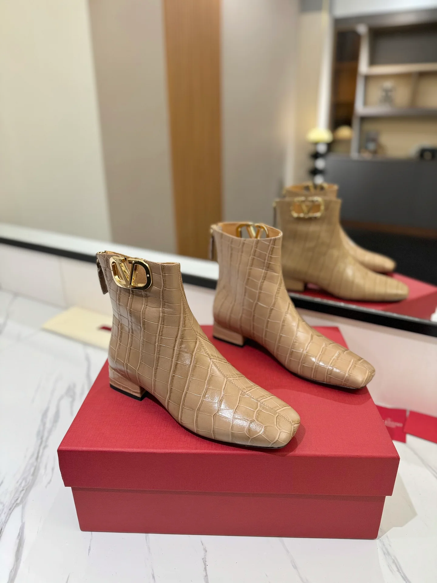 Ботильоны Valentino 2024 из кожи, кофейно-коричневого цвета.