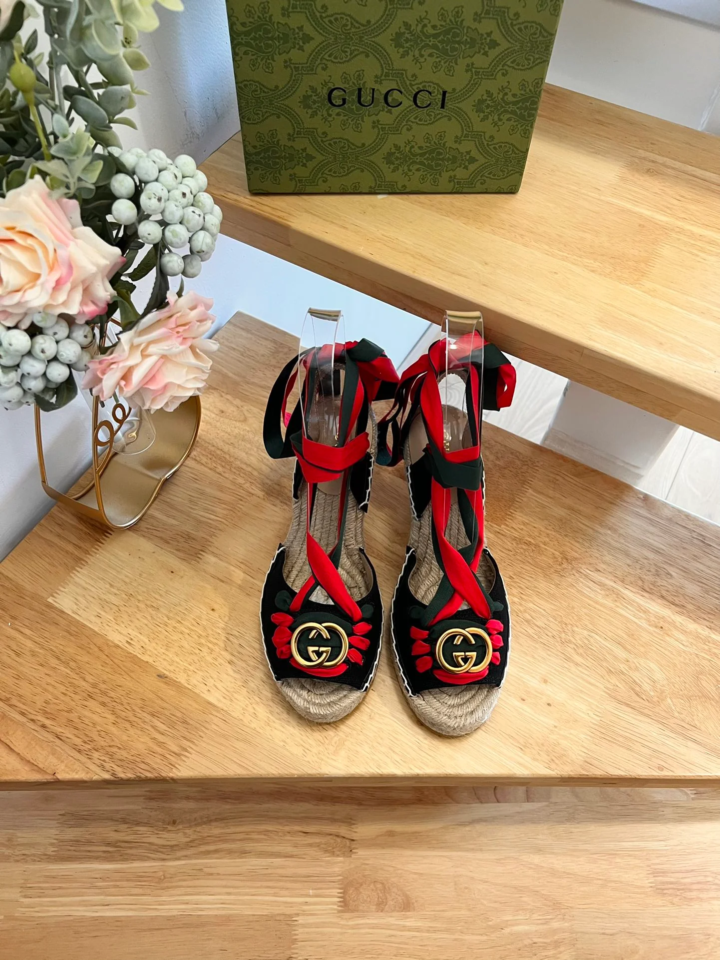 Новинка весны 2023 года от Gucci - Соломенные сандалии на танкетке - Черные