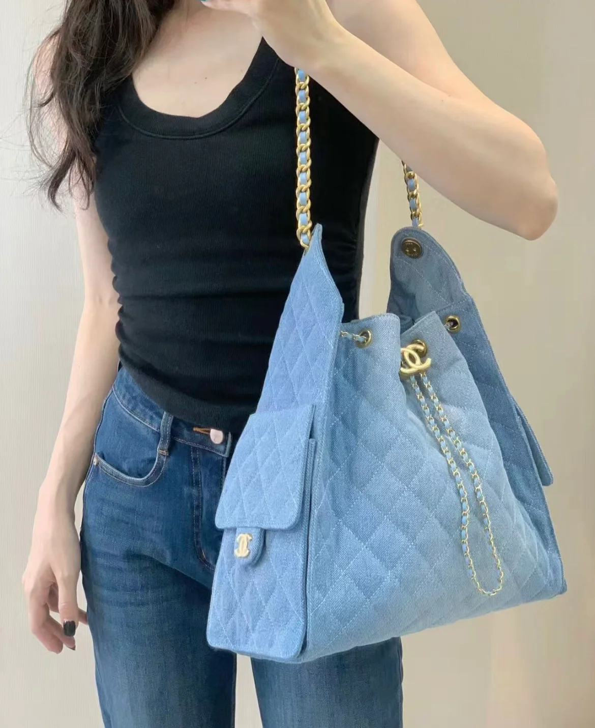 Сумка-хобо Chanel 25s 25bag из джинсовой ткани с завязками - средний размер, джинсовый цвет.