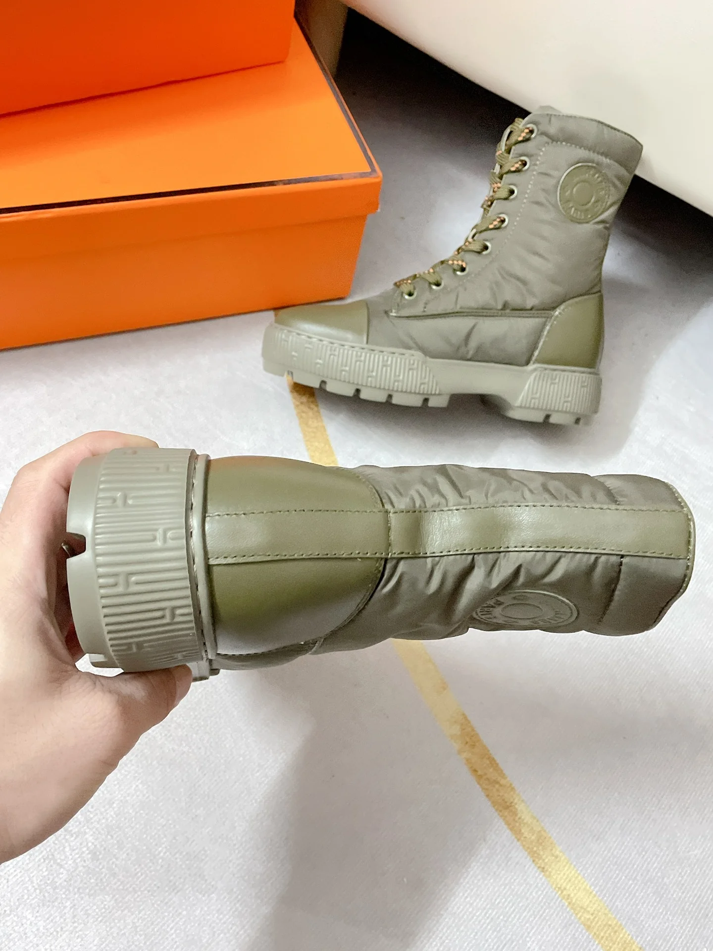 Новинка сезона осень/зима 2022 от Hermes — высокие кожаные сапоги.