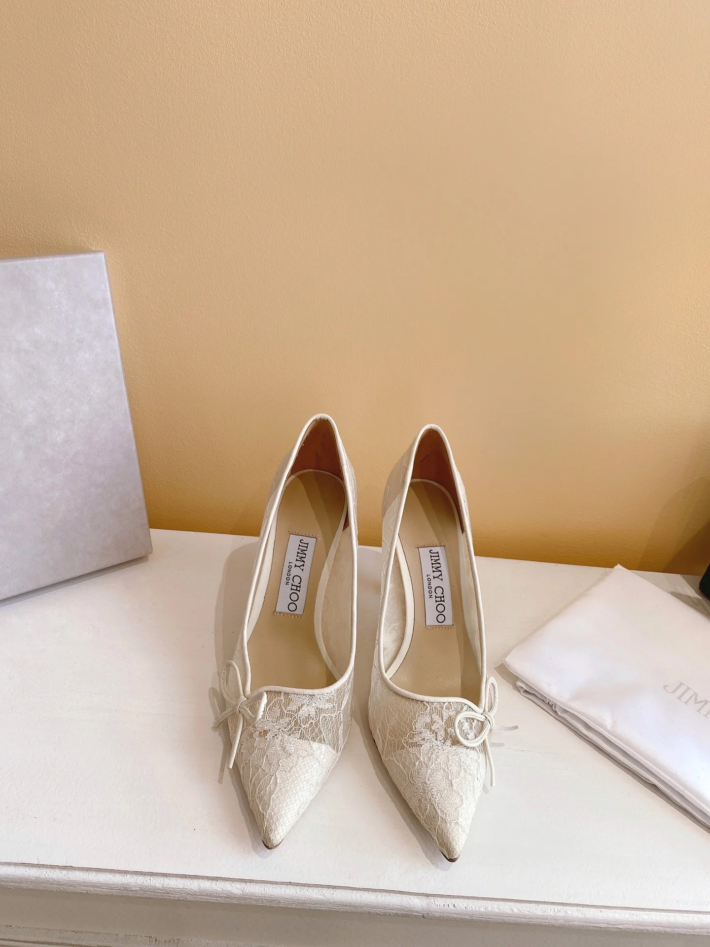 Туфли на высоком каблуке Jimmy 22ss из кружева и овечьей кожи с острым носком, абрикосового цвета.