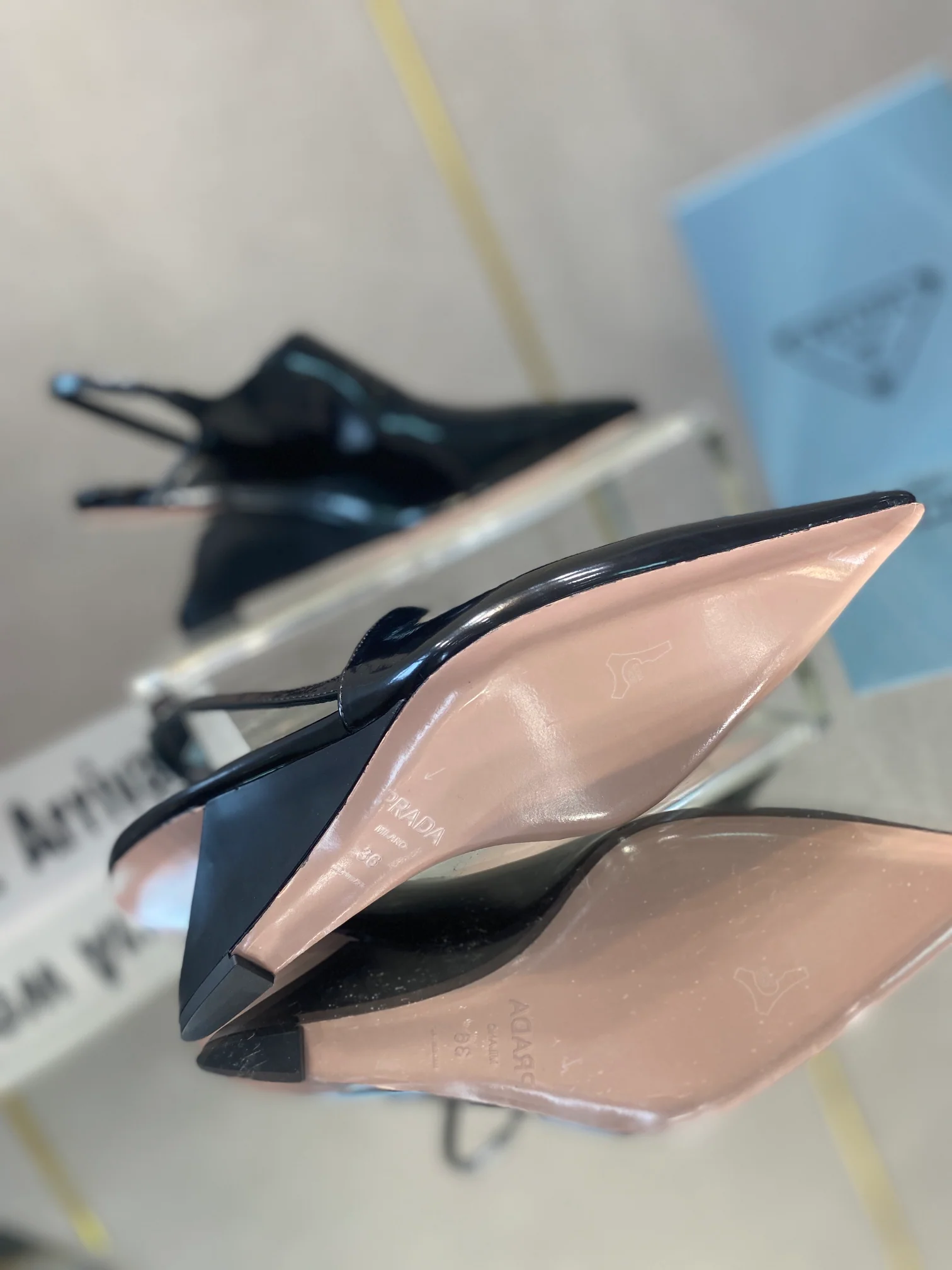 Туфли Prada - туфли Prada с острым носком на низком каблуке - черные