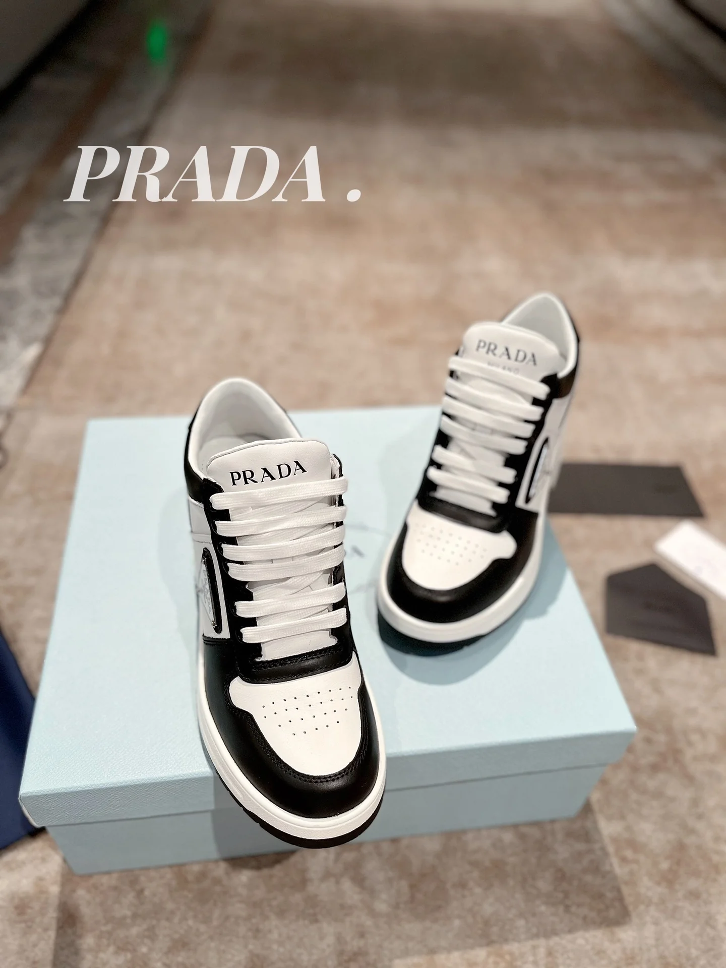 Новинка весны 2022 года от Prada - Спортивные туфли на массивном каблуке - Черные