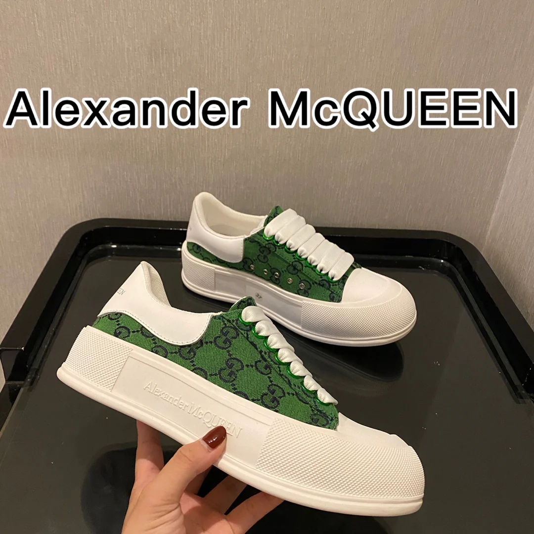 Кроссовки на платформе из парусины, созданные в сотрудничестве McQueen и G, зеленого цвета.