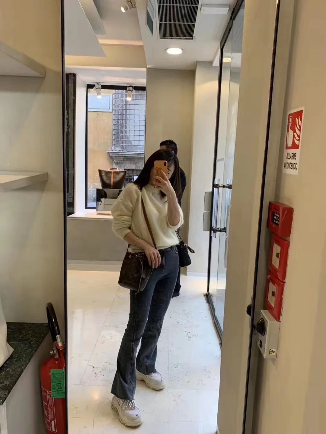 Маленькая холщовая сумка Celine Triomphe на завязках - желто-коричневая с монограммой.