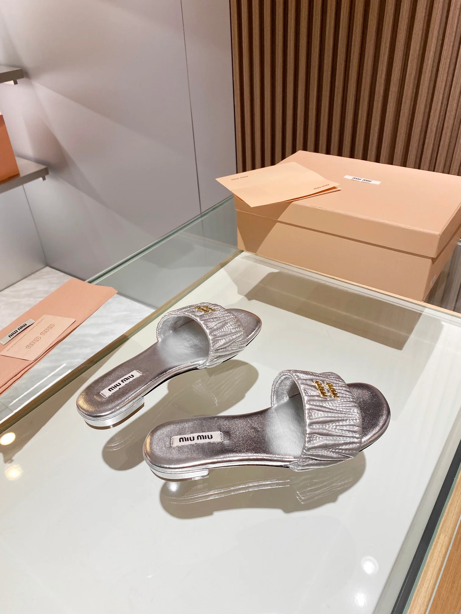 Новинка весны 2023 года от Miu Miu - плоские тапочки - серебристые