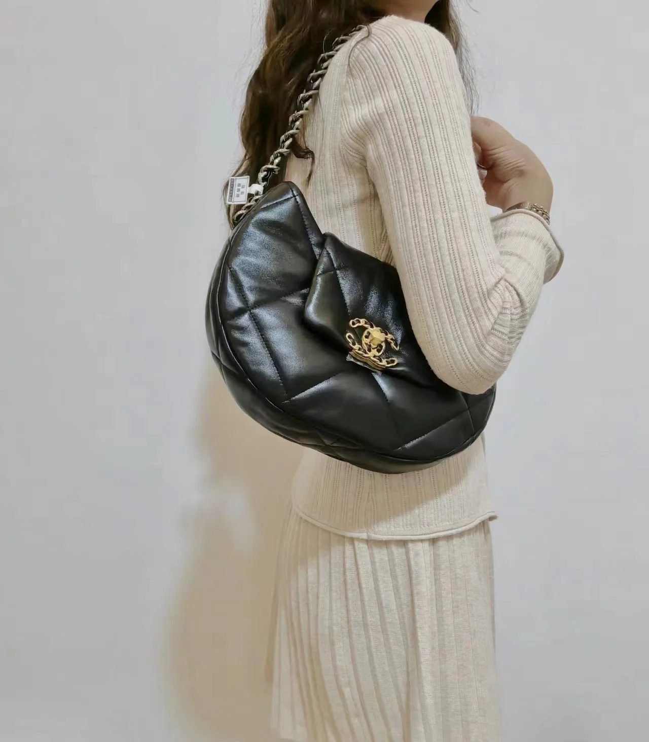 Новая коллекция Chanel ?Ранняя весна? — 24c — 19bag — сумка-хобо под мышкой — черная.