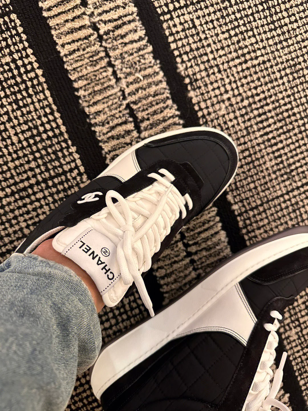 Новинка 2023 года от Chanel - Классические белые кроссовки, украшенные стразами Swarovski.