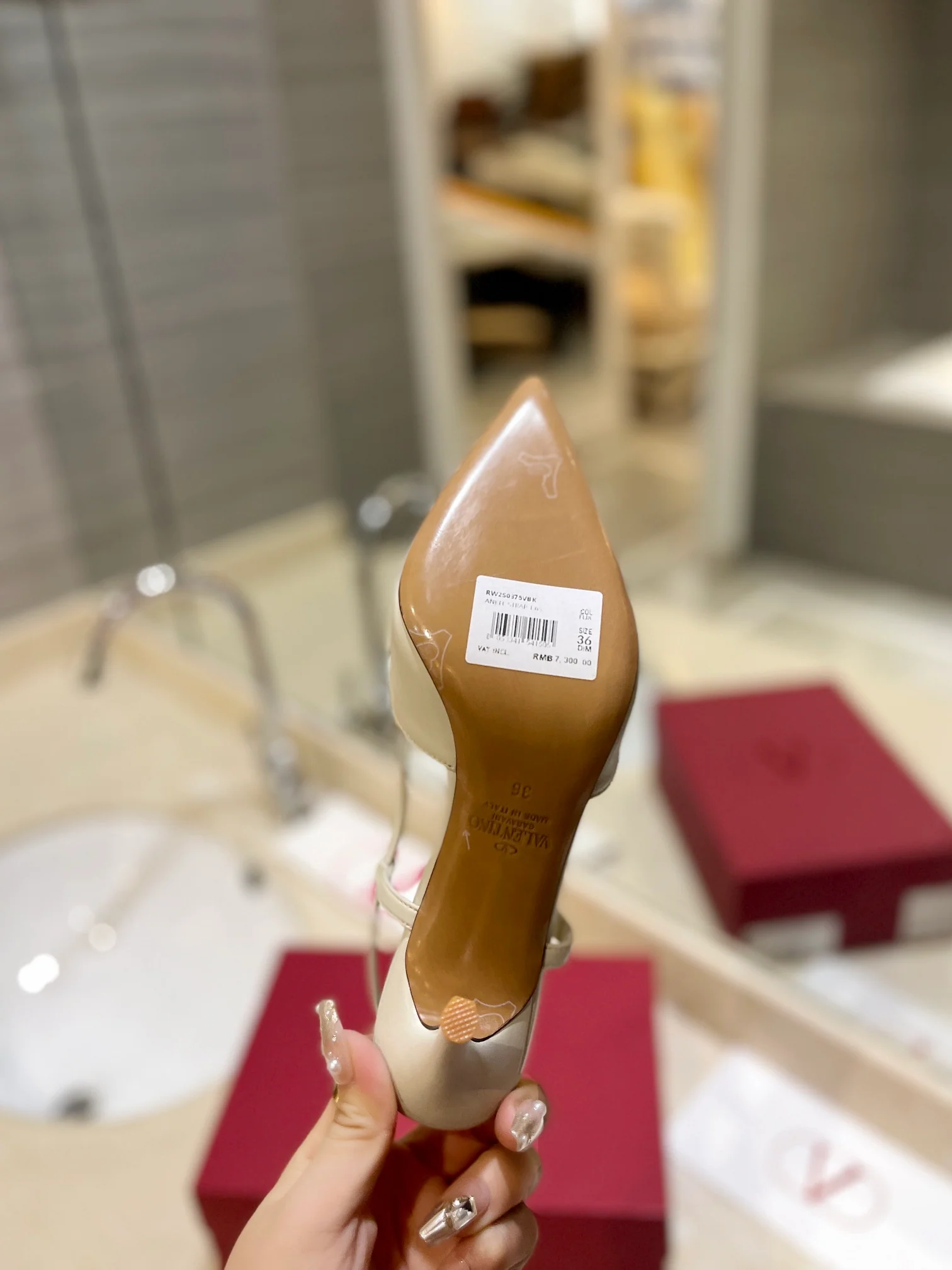 Сандалии Valentino на низком каблуке с хрустальной пряжкой - белые