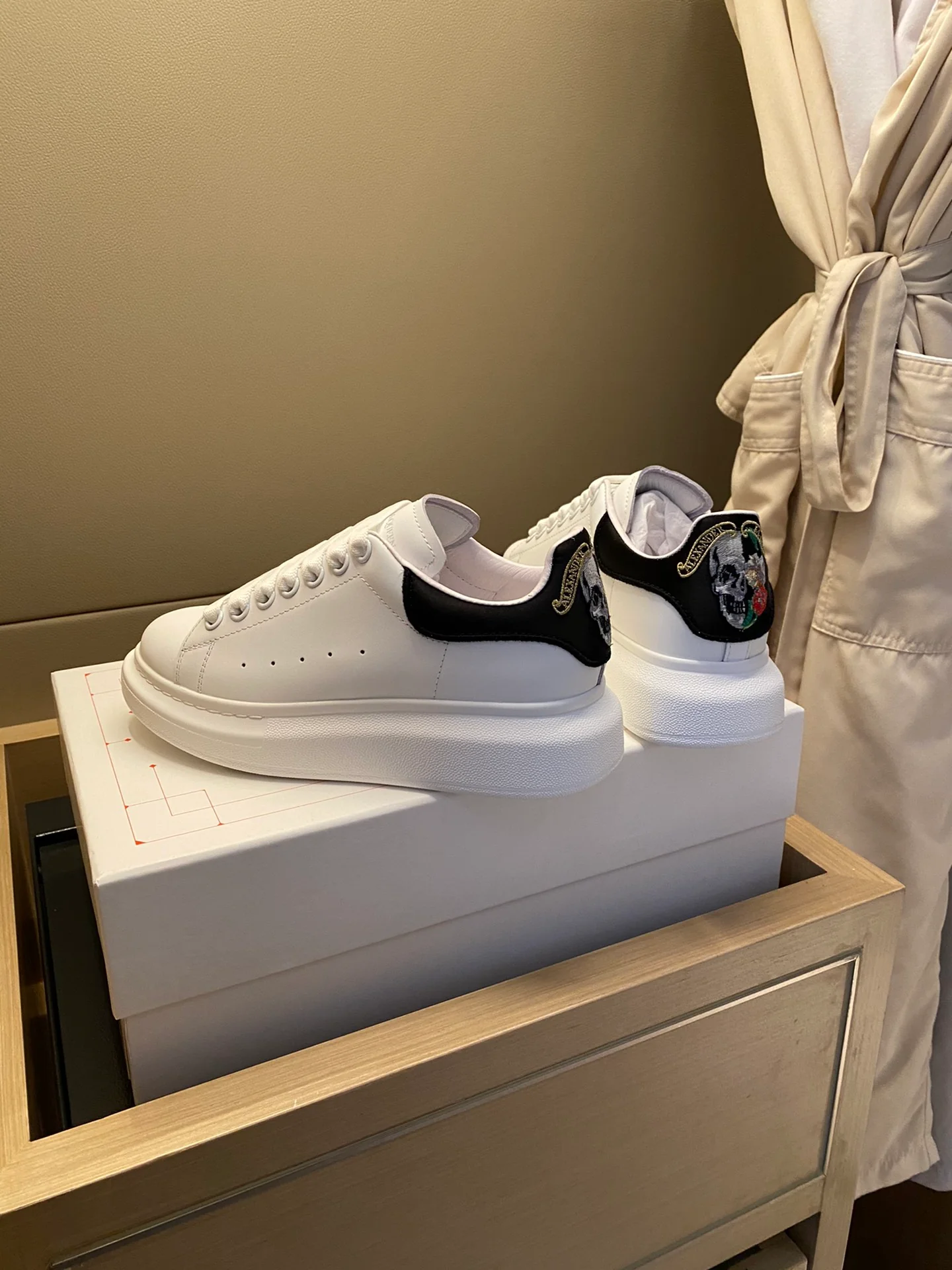 Классические белые кроссовки McQueen с дизайном ?Череп и сердце?.