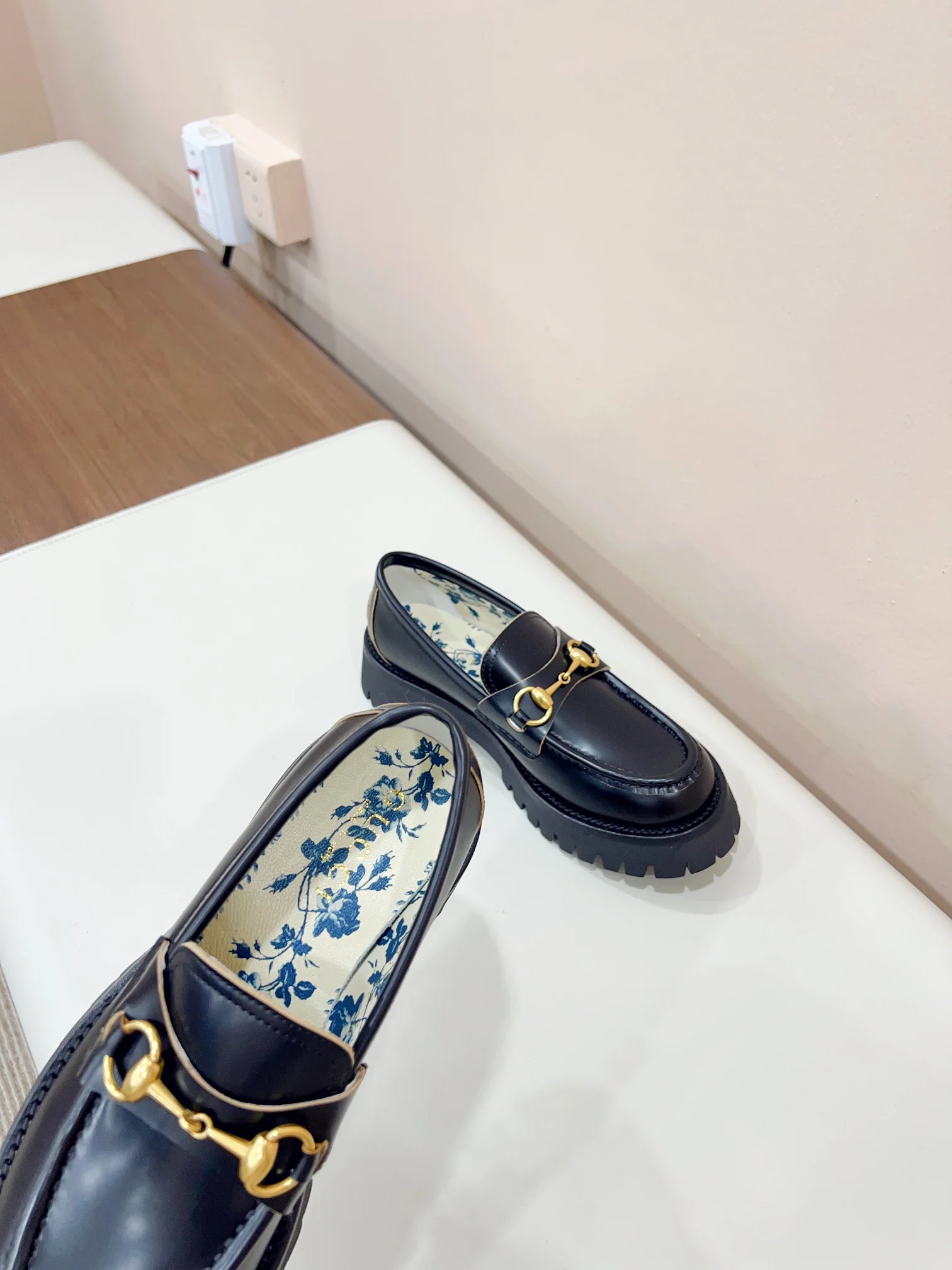 Лоферы Gucci из коллекции Осень/Зима 2023 — матовый черный