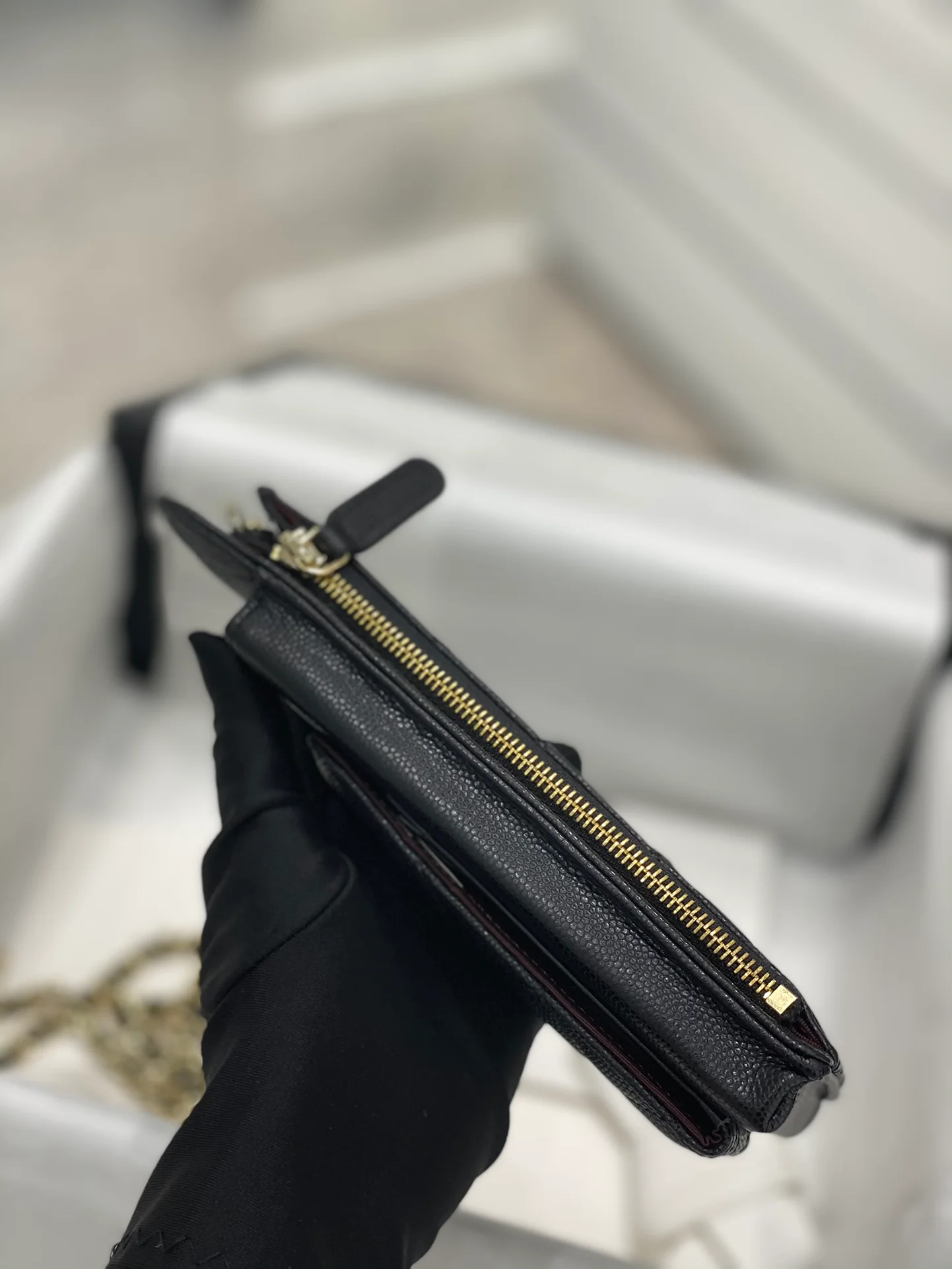 Chanel - Сумка для телефона из зернистой кожи - Черная с золотой фурнитурой