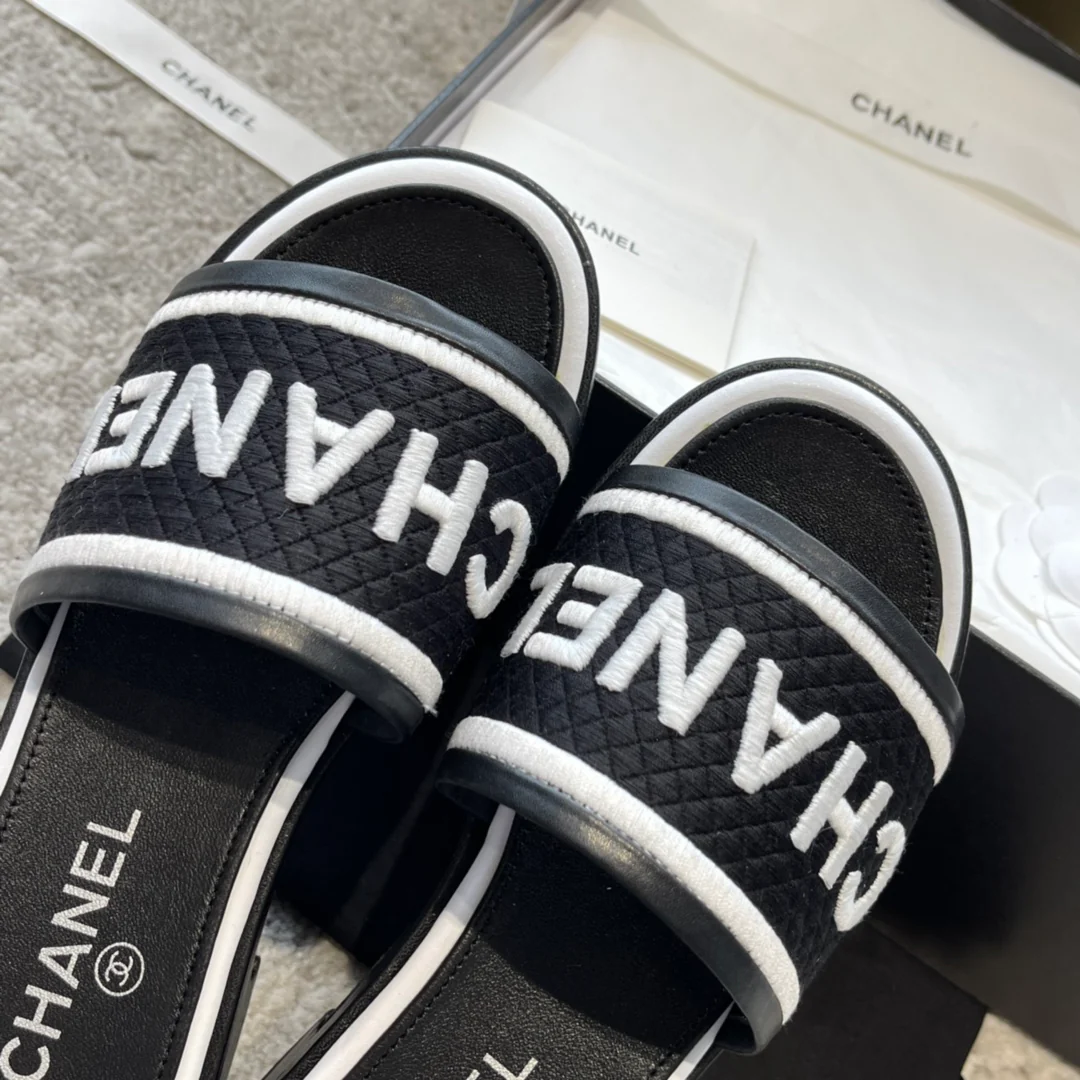 Новинка сезона весна/лето 2023 от Chanel - Плетеные тапочки - Белые