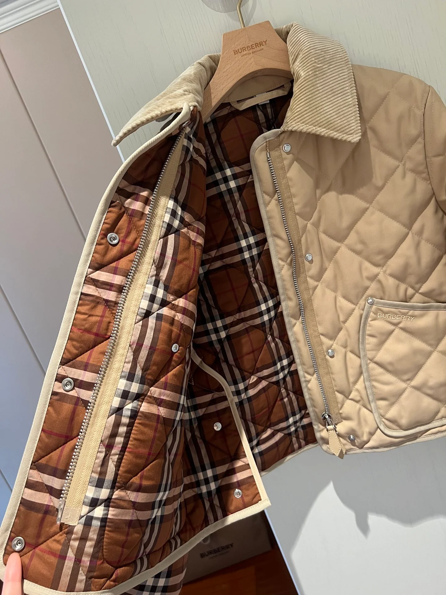 Пуховая куртка Burberry осень/зима - классический клетчатый узор с вельветовым воротником.