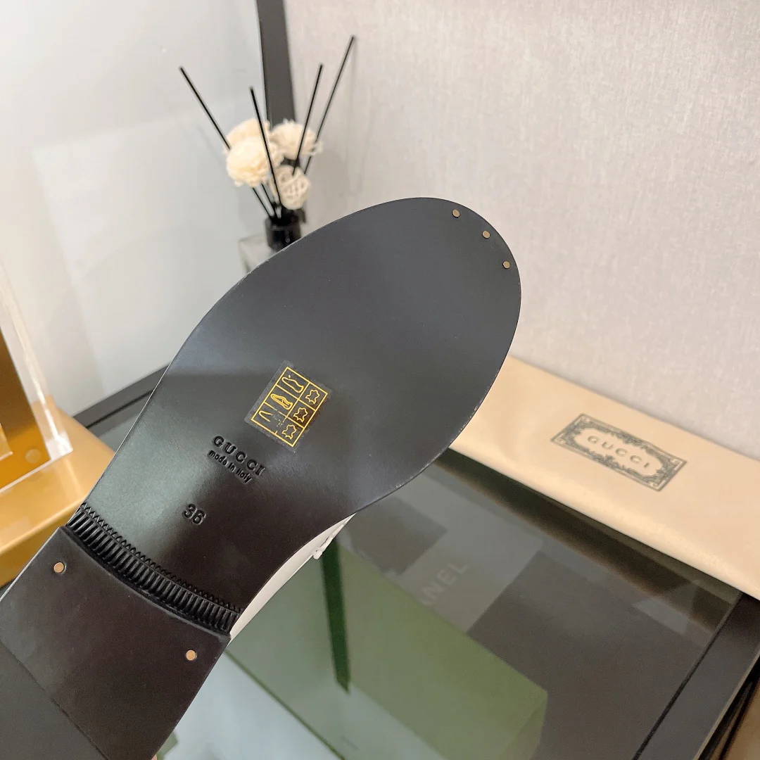 Новинка Gucci 2022 года - Лоферы с металлическими пряжками в виде букв.