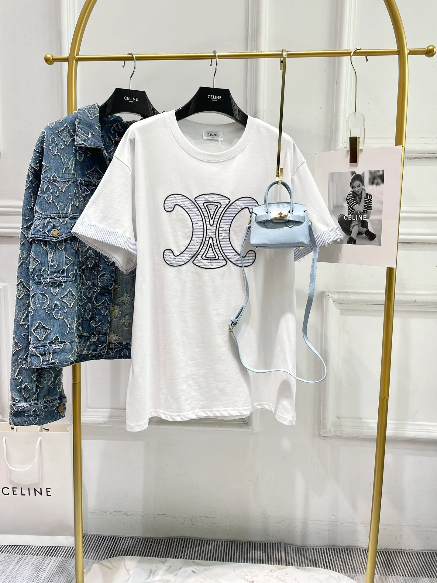 Celine-2404 - Футболка с коротким рукавом свободного кроя, с аппликацией и цветовыми блоками.