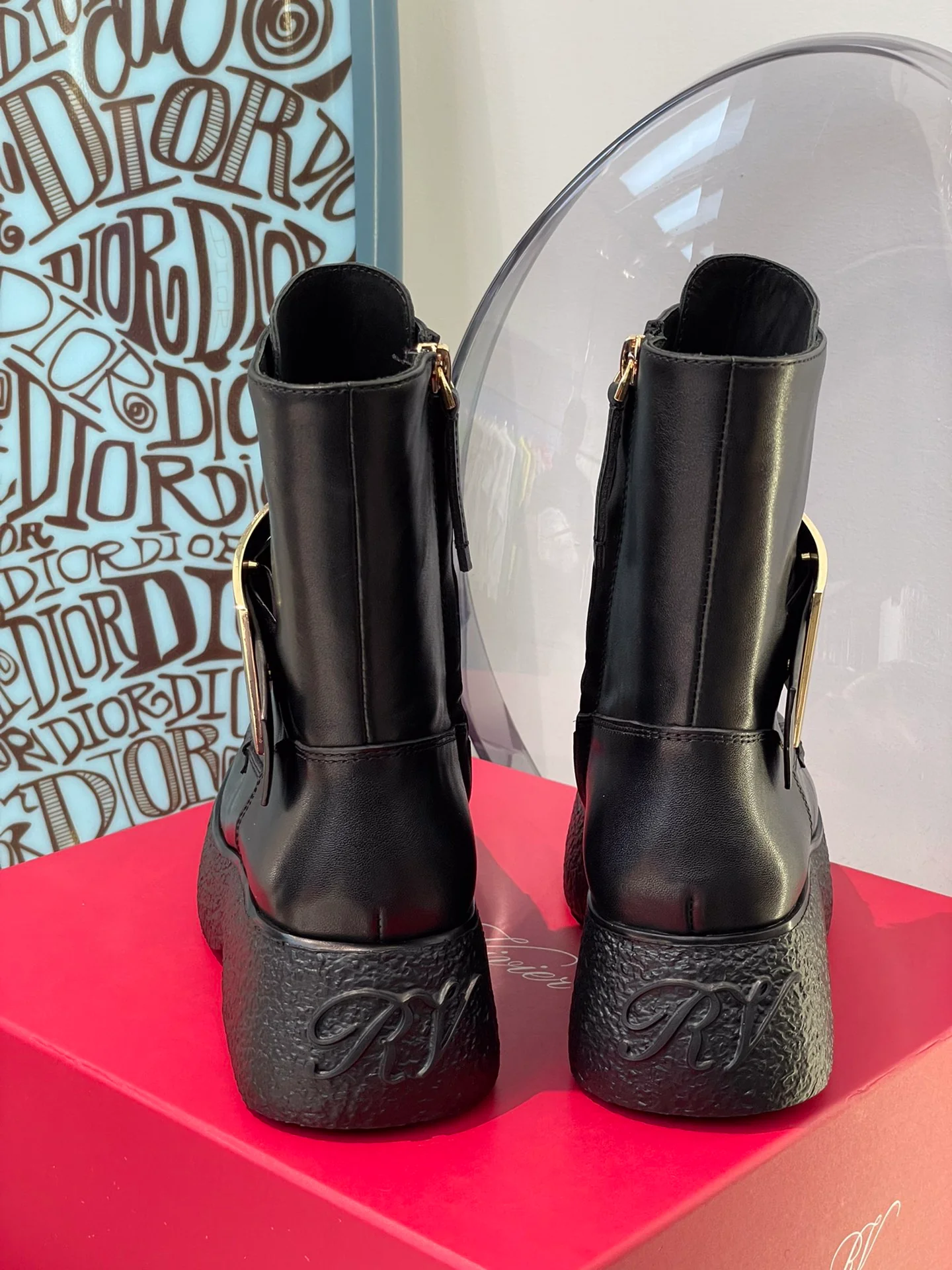 Кожаные ботинки на платформе с застежкой-молнией и металлической пряжкой - 1