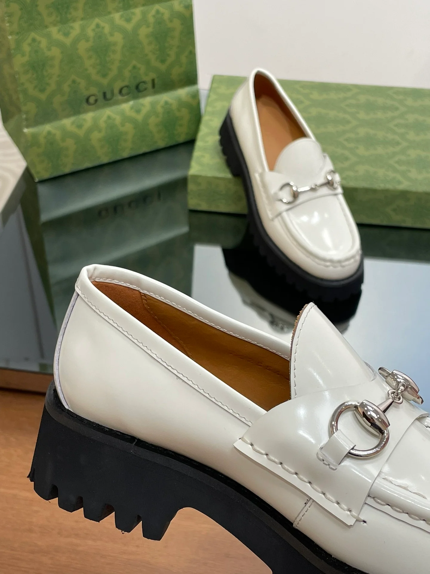 Лоферы Gucci 2024 на платформе с серебряной пряжкой и пряжкой в ??виде конской уздечки - белые