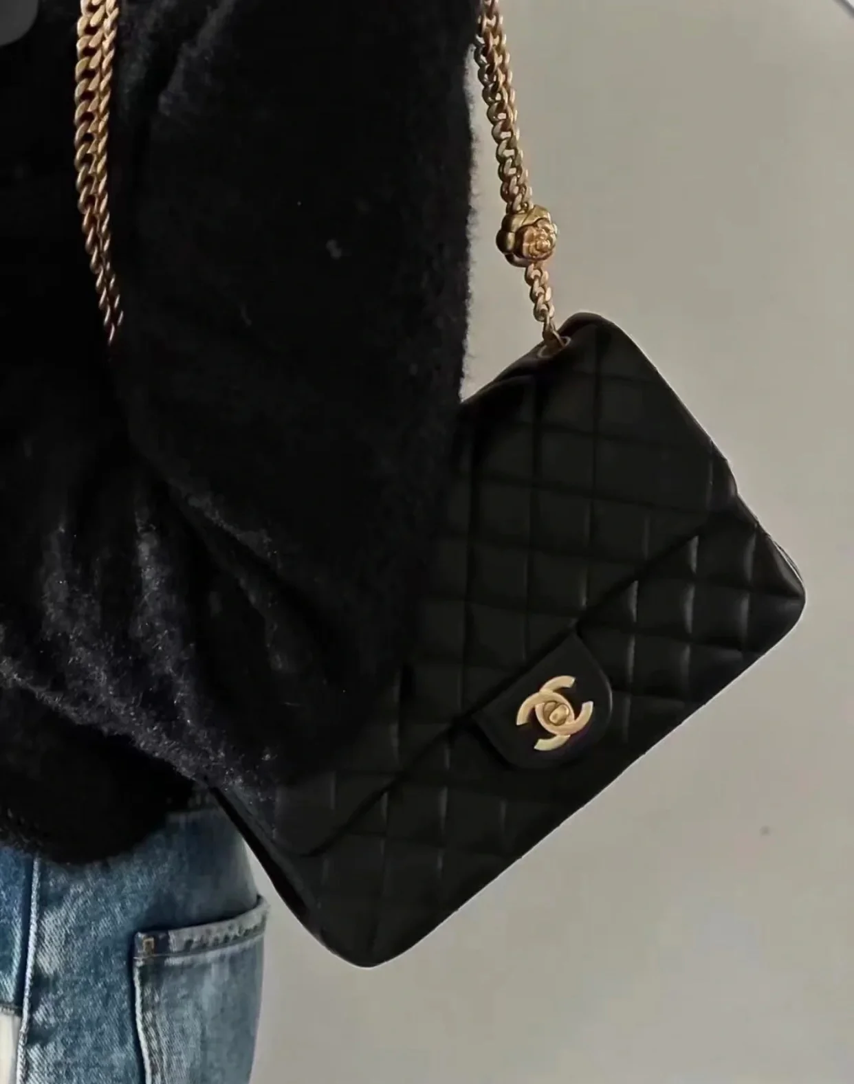 Сумка Chanel Camellia Buckle CF Square Fat Bag весна/лето 2023 — черная — 20 см