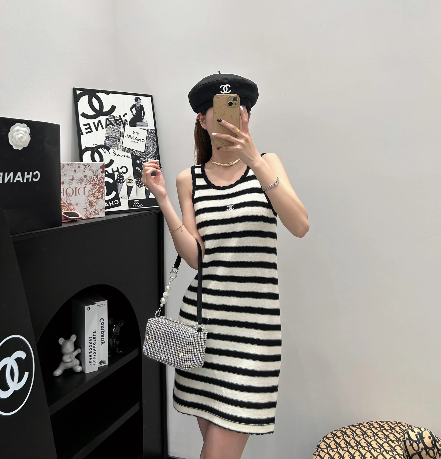 Вязаное платье-жилет Celine-2404 с кружевной отделкой и полосатым узором в стиле колор-блок.