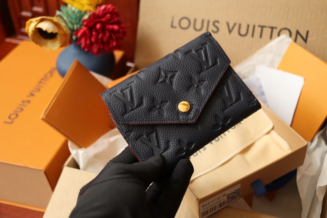 LV-m64060-Короткий трехсекционный кошелек-черный с красной отделкой