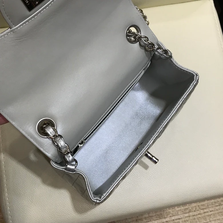 Коллекция Chanel Весна/Лето 2018 - Плиссированная металлизированная кожа - Телячья кожа - Сумка CF - 17 см