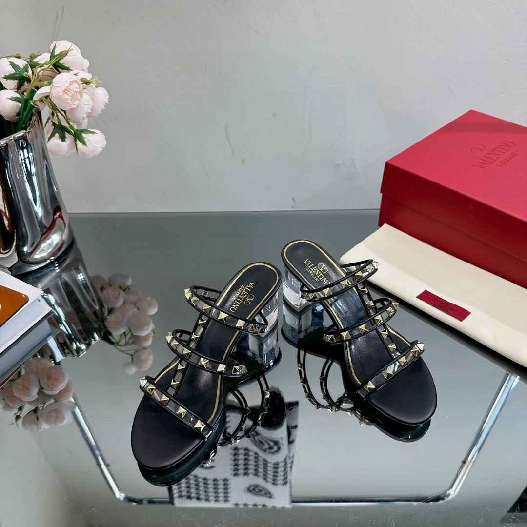 Новинка сезона весна/лето 2023 от Valentino - Прозрачные сандалии на каблуке с кристаллами - Черные