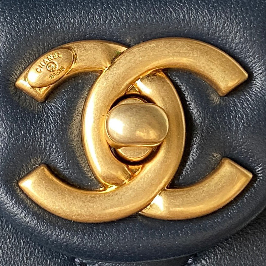 Новинка сезона весна/лето 2023 от Chanel - сумка Gold Coin CF - черная.
