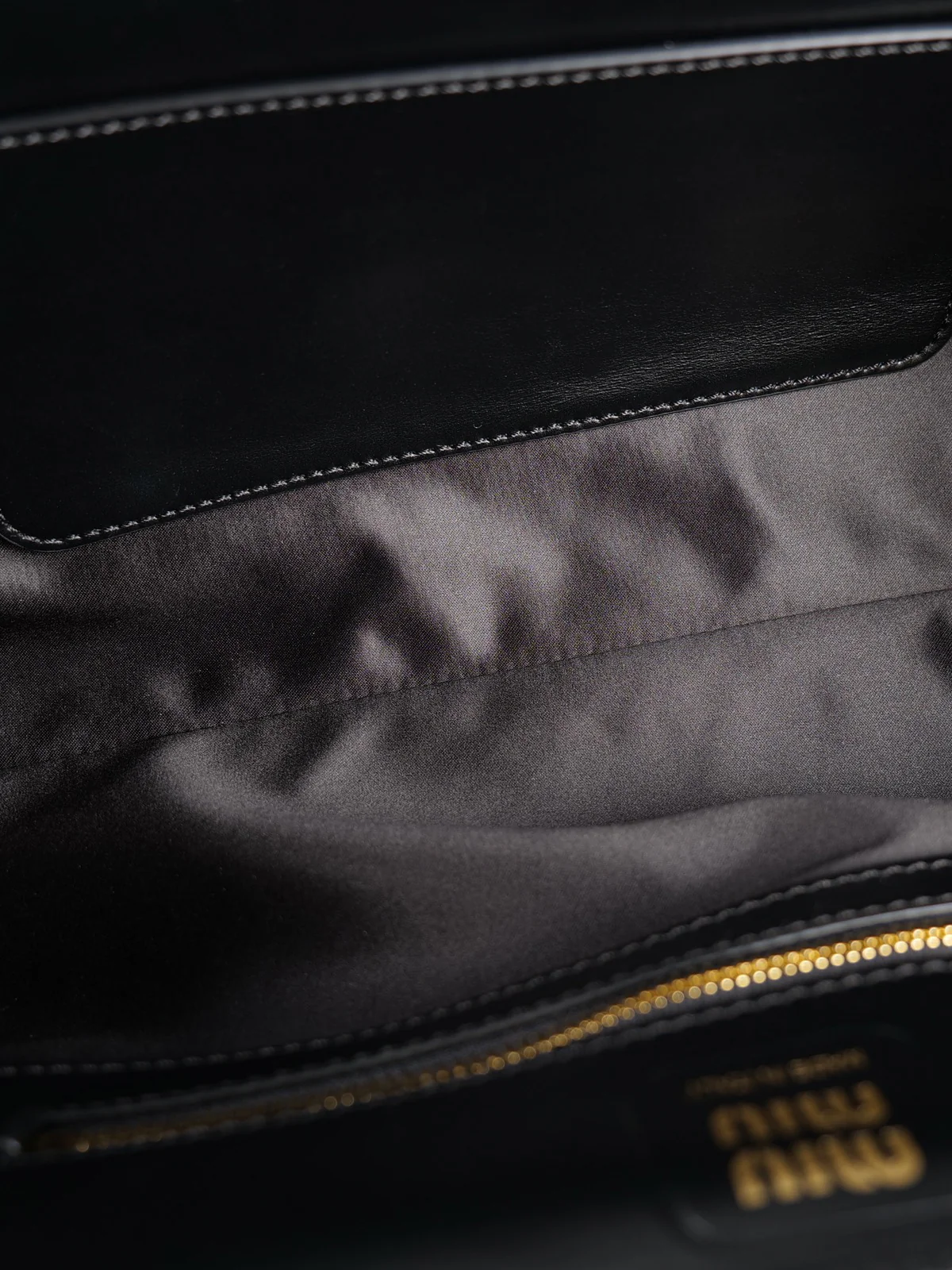 Сумка-багет Miu Miu через плечо - черная