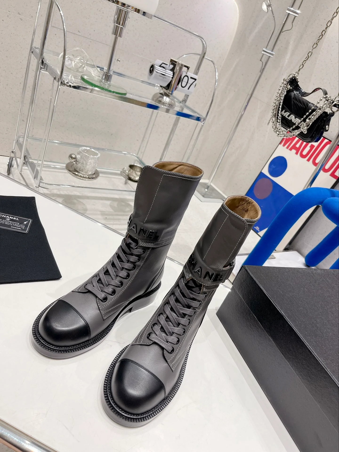 Новинка сезона осень/зима 2022 от Chanel — Ботинки Dr. Martens на шнуровке — Серые